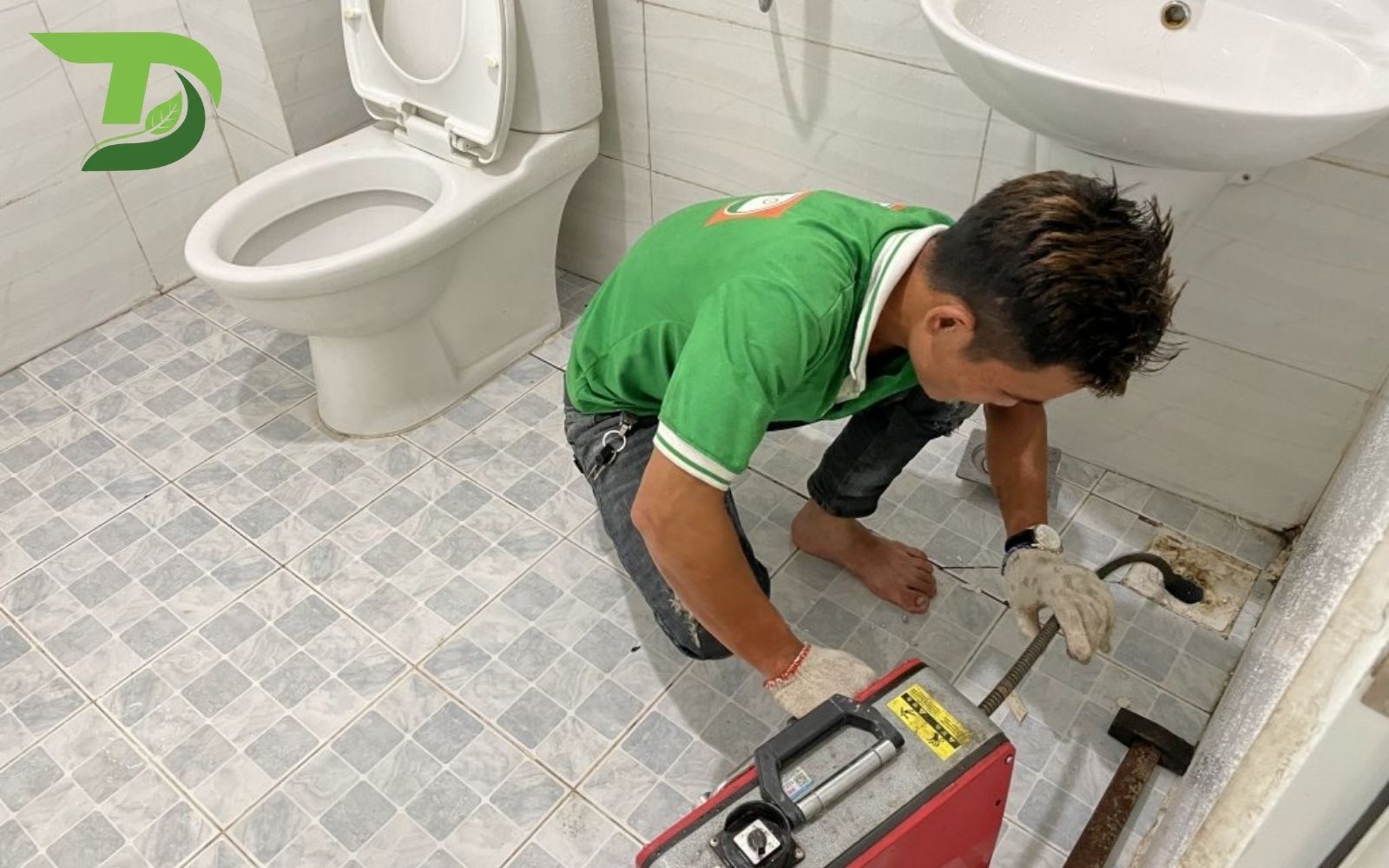 Thông cống bằng máy lò xo