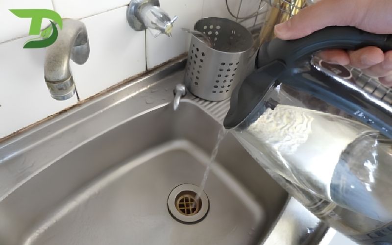 đổ nước sôi thông cống